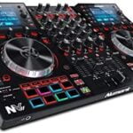 Numark NVII - Controlador de DJ profesional de Doble Pantalla de alta resolución y 4 Decks para Serato DJ (Incluido) con Platos Metálicos, 16 Pads Sensibles a la Velocidad y Paquetes Toolroom Remix